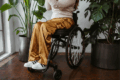 Frau im Rollstuhl