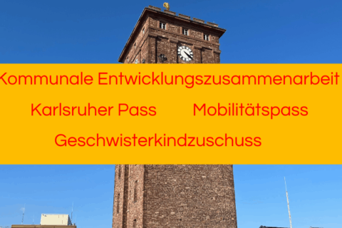 Text auf gelber Grafik. Im Hintergrund Bild des Rathausturms. Text: Kommunale Entwicklungszusammenarbeit, Karlsruher Pass, Mobilitätspass, Geschwisterkindzuschuss