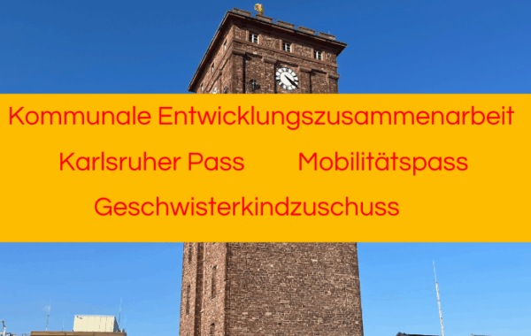 Text auf gelber Grafik. Im Hintergrund Bild des Rathausturms. Text: Kommunale Entwicklungszusammenarbeit, Karlsruher Pass, Mobilitätspass, Geschwisterkindzuschuss