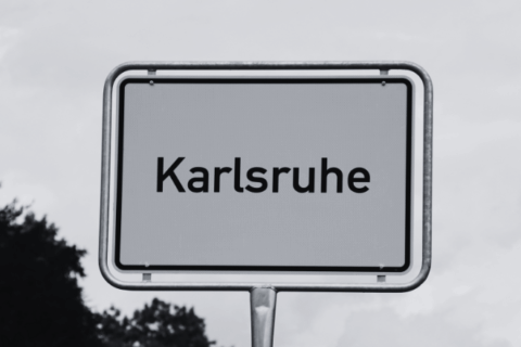 Ortsschild Stadt Karlsruhe in SChwarz-Weiß