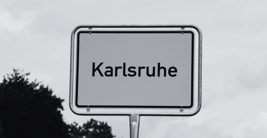 Ortsschild Stadt Karlsruhe in SChwarz-Weiß