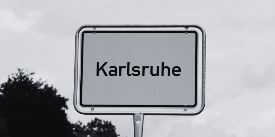 Ortsschild Stadt Karlsruhe in SChwarz-Weiß