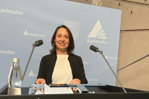 Sonja Döring hinter dem Rednerpult im Bürgersaal des Rathauses