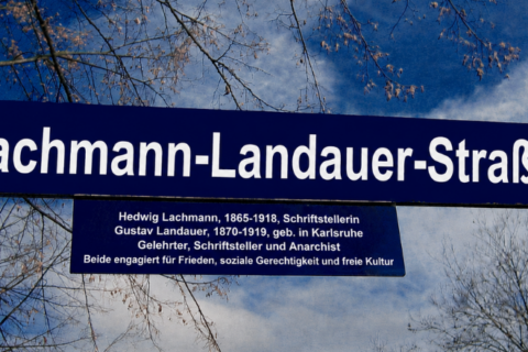 Lachmann-Landauer-Straße Schild auf blauem Himmelhintergrund