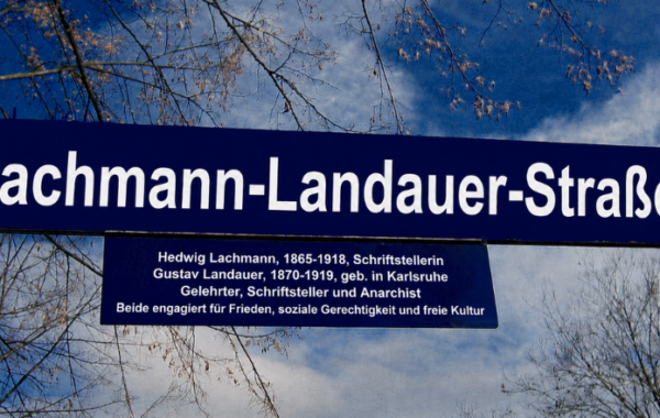 Lachmann-Landauer-Straße Schild auf blauem Himmelhintergrund