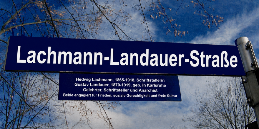 Lachmann-Landauer-Straße Schild auf blauem Himmelhintergrund