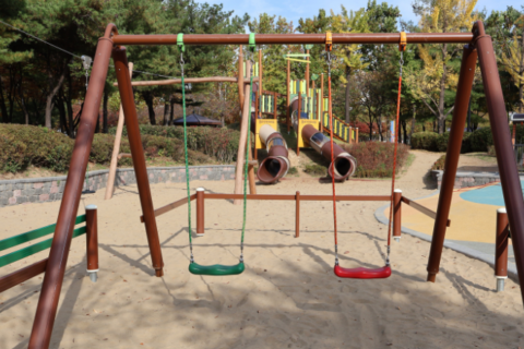 Spielplatz mit Schaukel und Rutschen