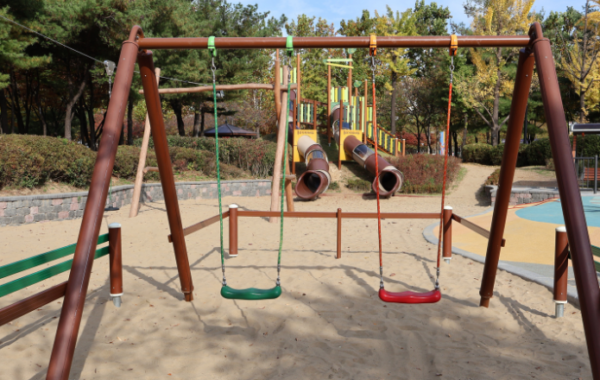 Spielplatz mit Schaukel und Rutschen