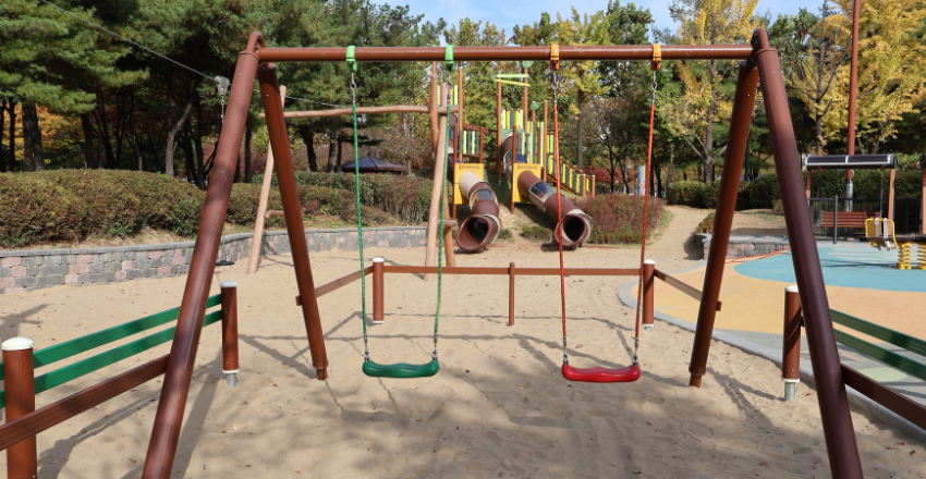 Spielplatz mit Schaukel und Rutschen